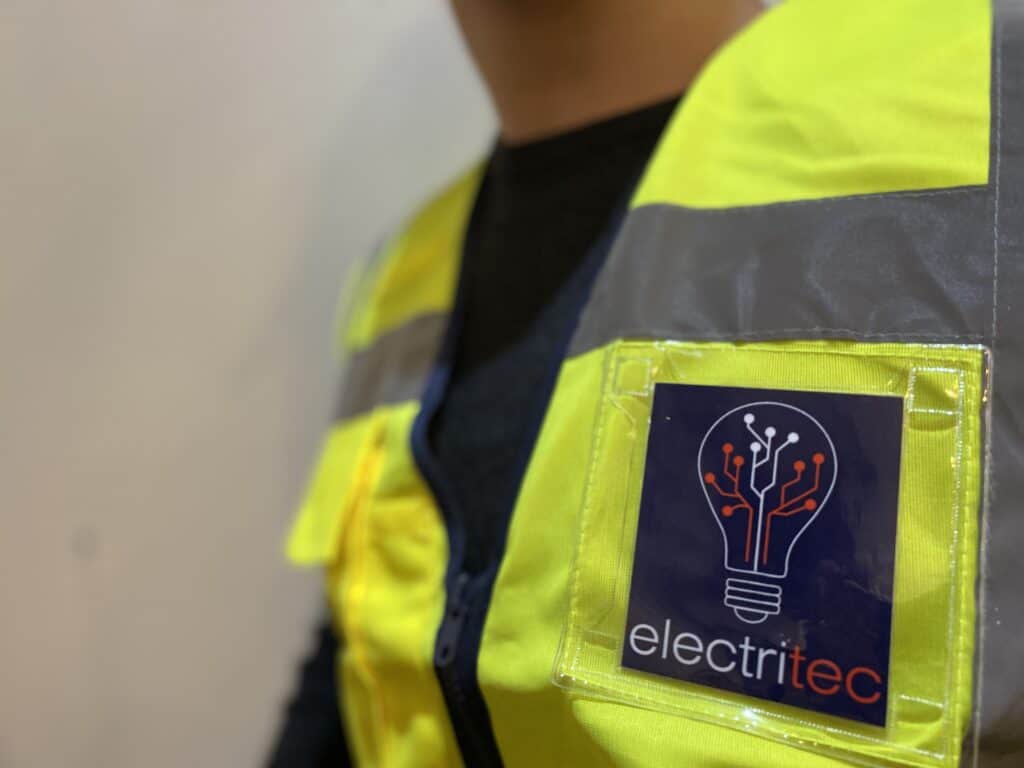 electritec logo, outfit, logo electritec, uniforma electrician